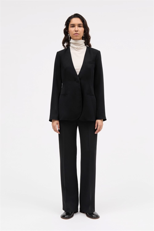 MKDT JUTE CREPE GEORGETTE FITTED BLAZER BLACK